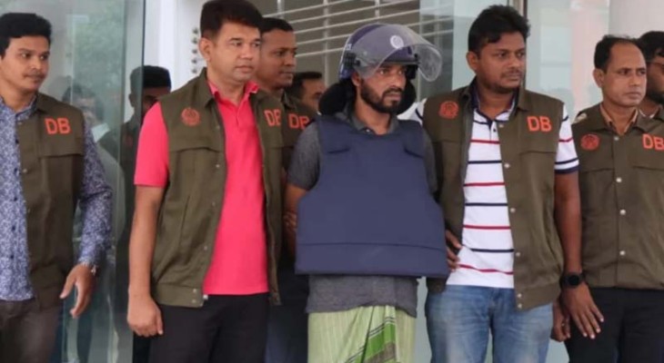 চট্টগ্রামে বিপুল অস্ত্র-গুলিসহ ‘শীর্ষ সন্ত্রাসী’ মনা গ্রেপ্তার